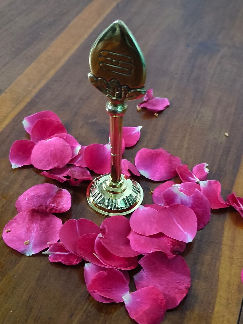 தங்க நிற பித்தளை முருகன் வேல் - 6 cm